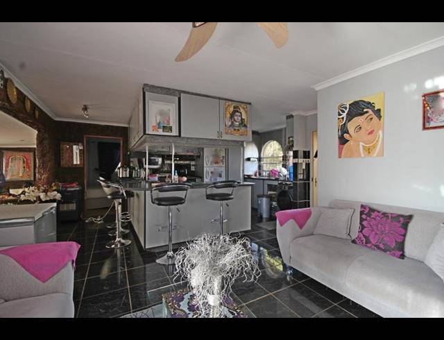 4 BEDROOM HOUSE FOR SALE IN HEUWELOORD